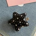 Dettaglio della molletta a stella nera con cuori glitterati argento su denim - Fermaglio Stella Nera