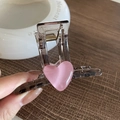 Pinza per capelli in resina marrone con cuore rosa e molla metallica in mano - Cuore Rosa