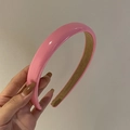 Primer plano de diadema ancha de charol rosa brillante con forro interior antideslizante - Rosa Brillante