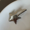 Dettaglio del fermaglio per capelli a stella d'argento con trama in metallo spazzolato - Argento Lucido