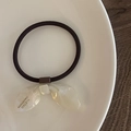 Nahaufnahme einer handgefertigten Haarschleife aus Acryl an einem braunen Haargummi - Silberweiß strukturierte Schleife (2#)