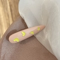 Fermaglio per capelli rosa da donna con motivi a cuore giallo neon su superficie - Rosa