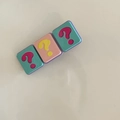 Detail van kleurrijke haarklem met matte pastelkleurige blokken en vraagteken-design - Blauw en Roze (4#)