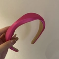 Détail du serre-tête en satin rose vif avec rembourrage en éponge épaisse et doux - Serre-Tête Irrégulier Lisse / Rose Rouge