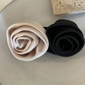 Detail von handgefertigten Satin-Rosen-Haarspangen mit eleganter Blütenblatt-Textur - Champagner Und Schwarze Blumen