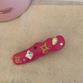 Dettaglio della molletta ondulata fucsia con strass colorati e stelle in stile Y2K - Fermaglio Quadrato a Onda Rosso Rosa