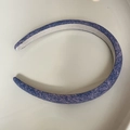Vista dettagliata del cerchietto in denim blu scuro con fodera grigia antiscivolo - 1# Cerchietto Blu Viola