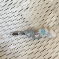 Detailansicht der Y2K-Haarspange mit blauem Harzherz und silbernem Schmetterling - Blau Weiß Dreieckige Klammer