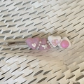 Detail von rosa und weißer Emaille-Herz-Haarklammer mit Perlen auf silberner Basis - Rosa Weiß Dreieckige Klammer