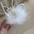 Elegante molletta per capelli in piume di struzzo bianche con strass centrale lucido - Bianco