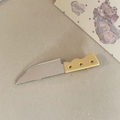 Detailansicht einer kreativen Haarspange in Messerform mit silberner Klinge und gelbem Griffstück - Gelber Kleiner Messer-Stil (5#黄色小刀发夹)