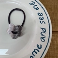 Élastique à cheveux rose avec breloque fleur argentée et motif de visage souriant - Petite Fleur Argentée (Corde à Cheveux Noire)