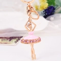 Porte-clés ballerine en émail rose et métal or rose avec des strass scintillants - Longueur Totale 15cm Pendentif 4x8cm / Rose