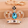 Squisito portachiavi corona dorata con gemma a goccia celeste e cristalli lucidi - Strass Blu