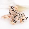Portachiavi a forma di tigre con strass di cristallo, finitura dorata e dettagli in smalto nero - Oro Zircone Bianco