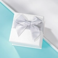 Exclusief wit sieradendoosje met zilveren lint voor ringen en kleine hangers - Kleine Vierkante Doos met Strik / Wit