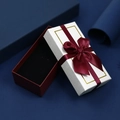 Exquisite burgunderrote Schmuckschatulle mit weißem Texturdeckel und elegantem Satinband - Rechteckige Papierbox / Burgunderrot