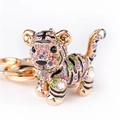 Portachiavi tigre 3D dorato con cristalli colorati e dettagli in smalto nero su fondo bianco - Oro Strass Colorato
