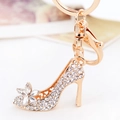 Llavero de tacón alto dorado con diamantes de imitación brillantes y decoración floral - Longitud 12cm Colgante 6x4cm / Blanco