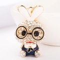 Porte-clés lapin mignon avec vêtements bleus et cristaux blancs sur base dorée - Lapin Bleu (3797)