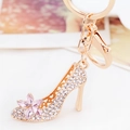 Goldener High-Heel Schlüsselanhänger mit rosa Kristallblume und funkelnden Steinen - Länge 12cm Anhänger 6x4cm / Rosa