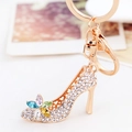 Goldener High-Heel-Schlüsselanhänger mit bunter Edelsteinblume und funkelnden Strasssteinen - Länge 12cm Anhänger 6x4cm / Regenbogen