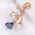 Porte-clés fleur avec pétales en émail blanc et élégants pompons gris et blancs - Bleu