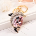 Goldener Delfin-Schlüsselanhänger mit weißen Kristallen und pinkfarbenem Stein - Rosa