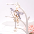 Elegante portachiavi con fiocco in seta grigio chiaro, perle e stelle per borse - Grigio