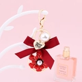 Llavero de lazo de seda rojo con perla y flor esmaltada en un colgante de corazón - Rojo