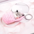 Schlafende graue Katzenpuppe im rosa Strickschlafsack mit silbernem Schlüsselring - Rosa
