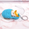 Schlafender Plüschkatzen-Schlüsselanhänger in blauem Strickbeutel mit Silberring - Blau