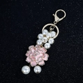 Schicker rosa Kamelien-Schlüsselanhänger mit Kristallen und eleganten weißen Perlen - Rosa