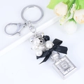 Llavero elegante de perlas y lazo con colgante de frasco de perfume y diamantes - Plateado