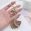 Porte-clés paon doré orné de strass multicolores en cristal et détail de perle - Paon Arc-en-ciel avec Perle Artificielle / Multicolore (CHY-6101)