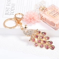 Porte-clés paon doré orné de cristaux roses et de strass blancs brillants - Paon Doux avec Pierres Roses / Rose (CHY-5010)