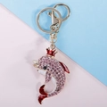 Porte-clés dauphin avec strass roses et couronne rouge sur fond bicolore pastel - Rose