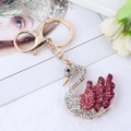 Elegante zwaan sleutelhanger met roze en witte strassteentjes op gouden basis - Gradiënt Roze Paars Zwaan Stijl (CHY-2122)