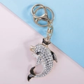 Porte-clés dauphin doré orné de strass blancs brillants avec un petit pendentif couronne - Blanc