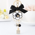 Elegante portachiavi con fiocco di velluto nero, ciondolo camelia e perle - Bianco