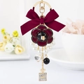 Elegante portachiavi dorato con fiocco rosso scuro, fiore di camelia e perle - Borgogna