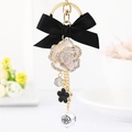 Eleganter schwarzer Band-Schlüsselanhänger mit Kristallrose und Perlenblumen-Charms - Weiß