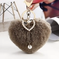 Llavero de corazón de peluche marrón con cierre dorado, perlas y un lazo negro - Marrón
