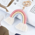 Llavero arcoíris bohemio de macramé rosa y azul con cierre de corazón en metal dorado - Serie Rosa
