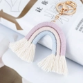 Llavero de arcoíris bohemio hecho a mano con borlas de algodón en color lila - Serie Púrpura
