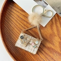 Exklusiver Tweed-Mini-Taschen-Schlüsselanhänger mit Kunstfell-Bommel und Gold-Anhängern - Weiß