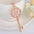 Portachiavi in lega di zinco oro rosa con strass su una tazza di caffè - Chiave Floreale Traforata (Oro Champagne) / Oro Pietra Champagne