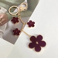 Llavero floral con tréboles rojos oscuros y cierre dorado para bolsos de mano - Estilo de Cadena de Cuatro Flores / Burdeos
