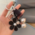Llavero de flor con esmalte negro, perlas de imitación y lazo de malla elegante - Estilo Lazo Perla (6084 Plateado) / Plateado