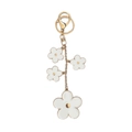 Elegante llavero de camelia blanca con cadena de oro y cuatro colgantes de esmalte - Estilo de Cadena de Cuatro Flores / Blanco